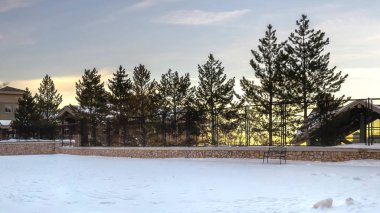 Panorama çerçeve Alanı bir zincir bağlantı çit kapalı ve kışın taze kar ile civered