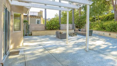 Evin duvarına bağlı beyaz ahşap pergola ile Panorama çerçeve Patio