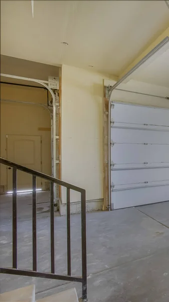 Pionowy pusty garaż z białymi drzwiami, a także łukanych i prostokątnych okien — Zdjęcie stockowe