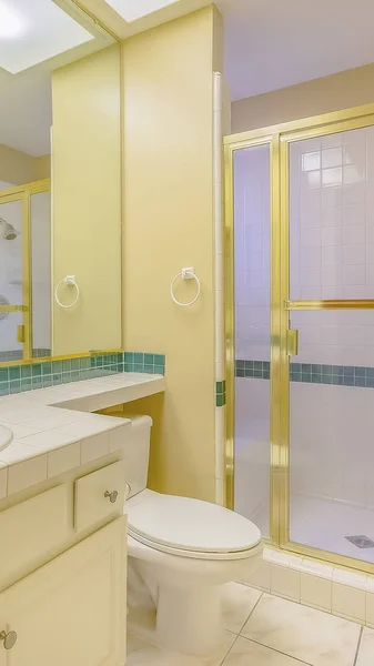 Moldura vertical Interior do banheiro de uma casa com detalhes verdes e dourados — Fotografia de Stock