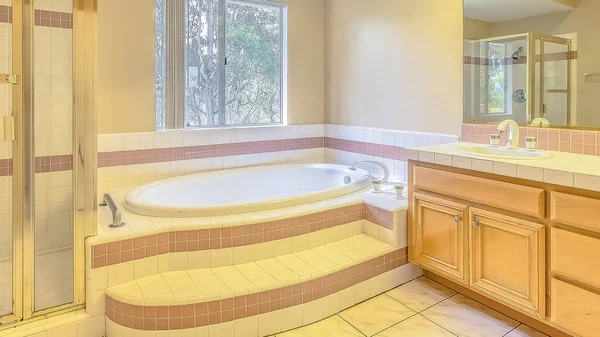 全景框架虚荣和内置浴室的浴缸，透过窗户欣赏树木 — 图库照片