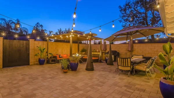 Panorama Patio comedor y zona de estar dentro de la valla de piedra y puerta de madera de una casa —  Fotos de Stock