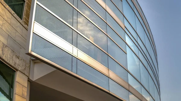 Marco panorámico Exterior de un edificio moderno visto desde abajo con fondo de cielo azul — Foto de Stock