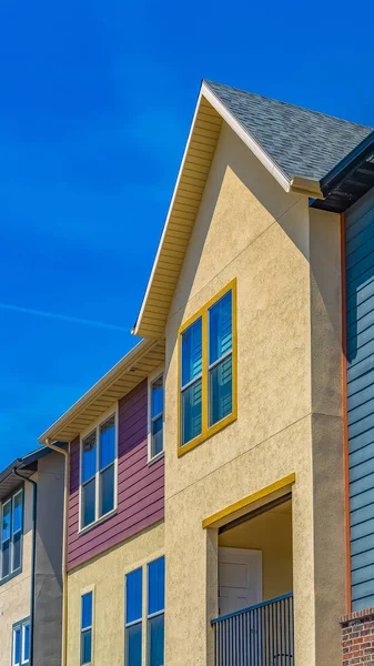 Függőleges külső kilátás házak erkéllyel és több színű fal — Stock Fotó