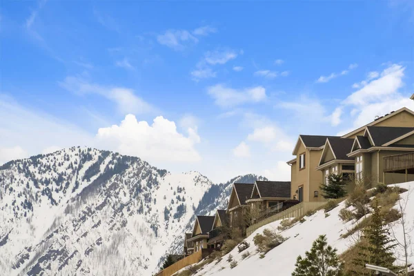 Дома, построенные на вершине горы, покрытой снегом зимой — стоковое фото