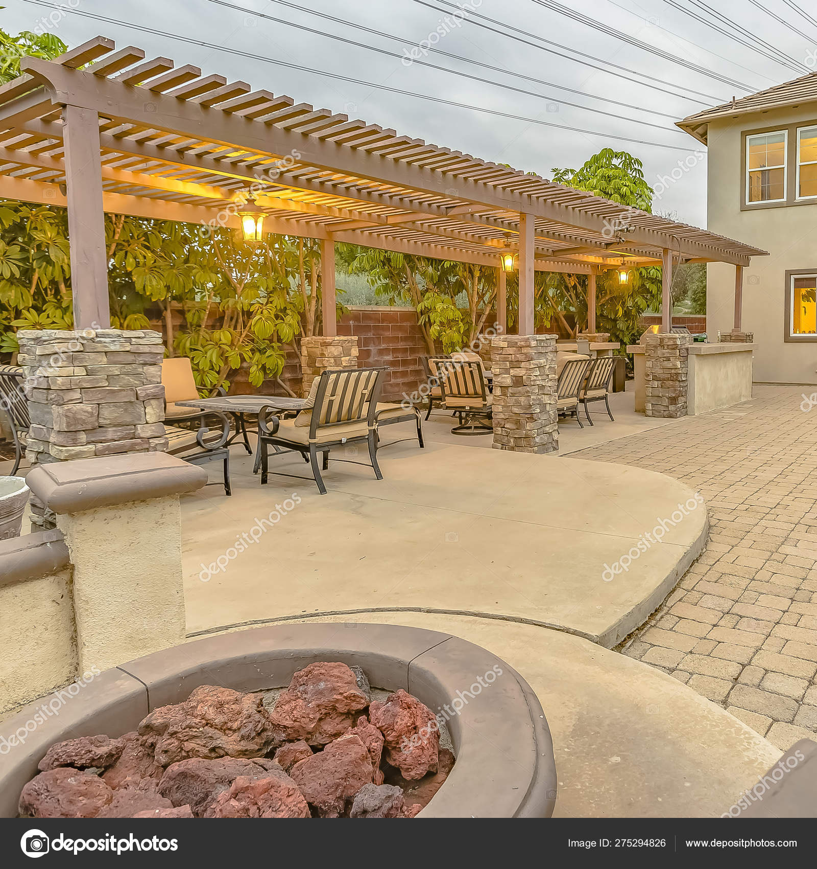 Patio de marco cuadrado con comedor y bancos circulares alrededor de una  fogata — Foto de stock #275294826 © dropthepress@gmail.com, image size:1600x1700