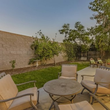 Kare çerçeve Yuvarlak masa ve bir evin veranda üzerinde yastıklı koltuklar