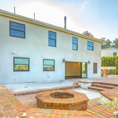 Kare Ev bir taş tuğla veranda ve sekizgen yangın çukuru ile aynı malzemeden yapılmış