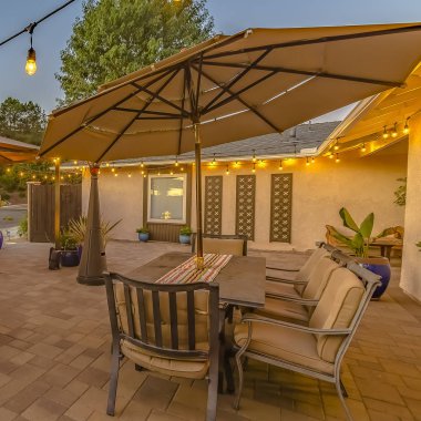 Kare çerçeve Bir evin rahat taş veranda üzerinde açık yemek ve oturma alanı