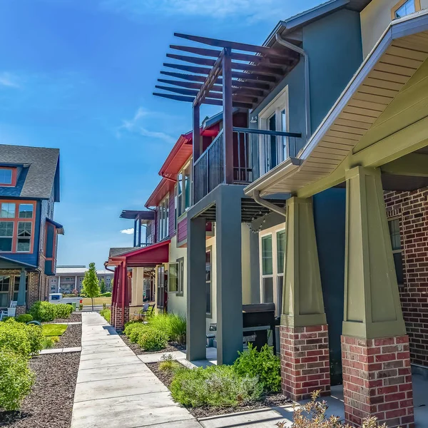 Quadrado Casas com alpendres e varandas vistas contra o céu azul brilhante em um dia ensolarado — Fotografia de Stock