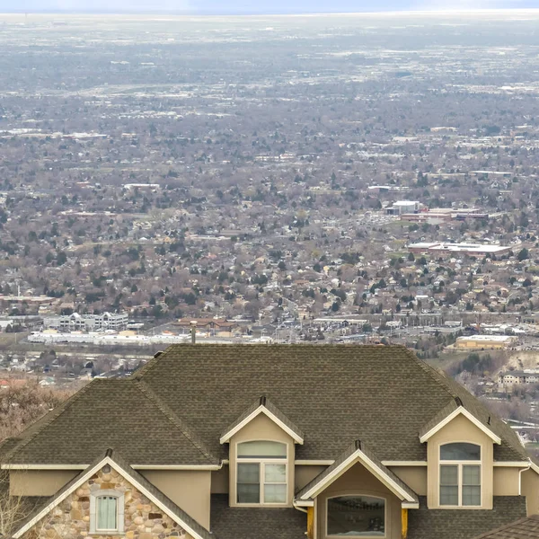 Kare çerçeve Uzak ufuk ve gökyüzü ile geniş bir vadide evlerin havadan görünümü — Stok fotoğraf