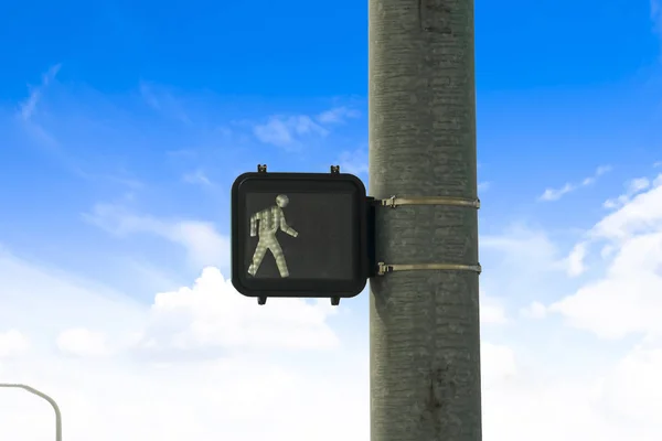 Primer plano de la señal de semáforo peatonal contra el cielo azul y las nubes brillantes —  Fotos de Stock