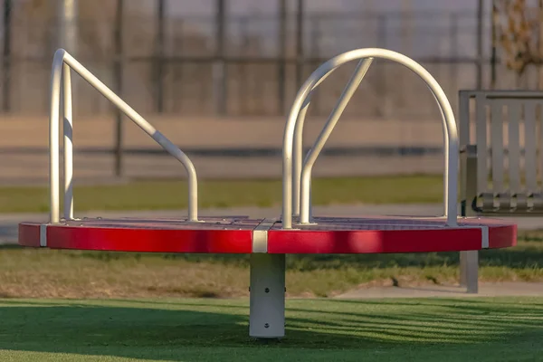 Primer plano de una rotonda en un parque infantil en un día soleado — Foto de Stock