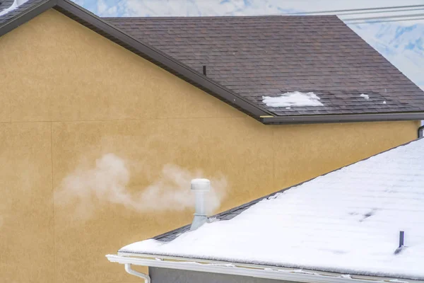 Vista de perto do telhado de uma casa coberta com neve branca fresca no inverno — Fotografia de Stock
