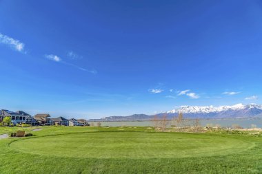 Evler ve bir göl ve kar dağ tepesinde bakan geniş bir alanda yol