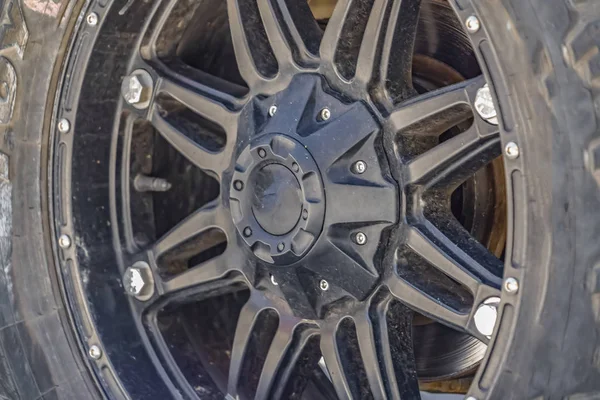 Крупный план черного резинового колеса автомобиля — стоковое фото