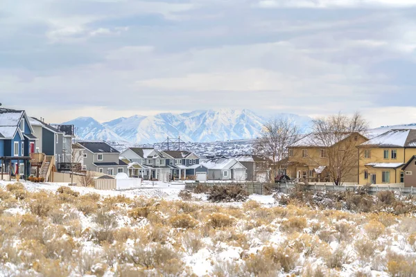 Domy z ośnieżone dachy i otoczony śniegiem pokryte ziemi zimą — Zdjęcie stockowe
