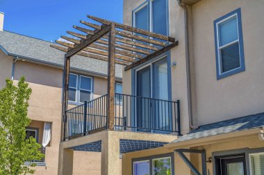 Ahşap pergola metal korkuluk ve cam erişim kapısı ile küçük balkon üzerine inşa