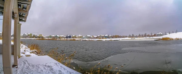 Ασημένια λίμνη με κιόσκι χτισμένο στην ακτή καλυμμένη με χιόνι το χειμώνα — Φωτογραφία Αρχείου