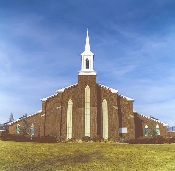 Vista exterior de una magnífica iglesia con fondo azul nublado — Foto de Stock