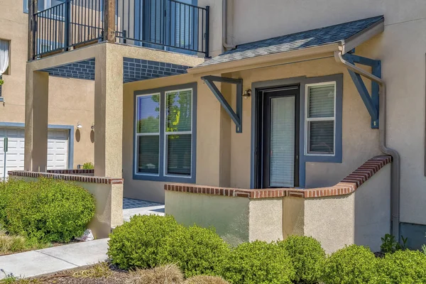 Veranda ve cam paned ön kapı yol açan yolu ile ev cephe