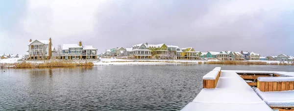 Cubierta de nieve sobre un lago ondulado visto en un día nublado de invierno — Foto de Stock