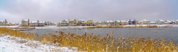 Lago plateado con hierbas amarillas en la costa cubierta de nieve en temporada de invierno — Foto de Stock