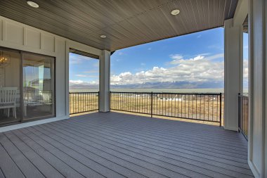 Evler göl ve karla kaplı dağ üzerinde bulutlu mavi gökyüzü manzaralı balkon