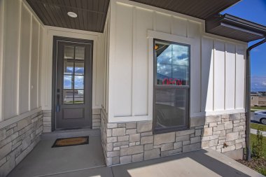 Cam paned kapı ve tuğla ve ahşap duvar kombinasyonu ile Bina cephe