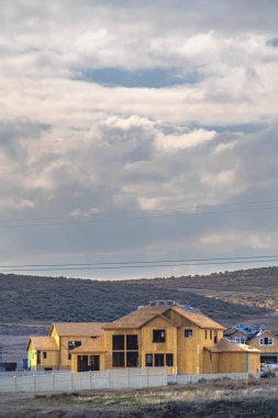 Bulutlu mavi gökyüzü ile yapım aşamasında evler