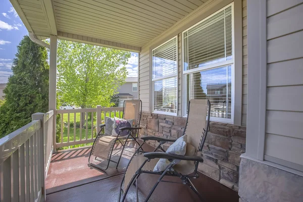 Entspannungssitze auf der Veranda eines Hauses mit Blick auf die sonnige Natur — Stockfoto