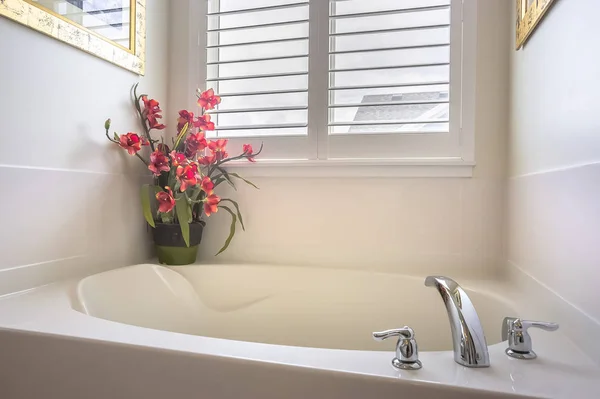 Baño en casa con bañera instalada frente a la ventana con persianas —  Fotos de Stock