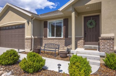 Bulutlar ile mavi gökyüzüne karşı beton ve tuğla duvar karışımı ile Ev