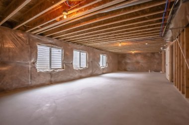 Plastik kaplı duvara pencereler yüklü inşaat aşamasında yeni ev