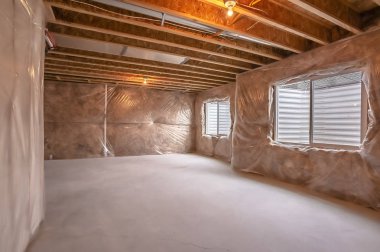 Plastik kaplı duvara monte pencereleri ile yapım aşamasında Ev iç