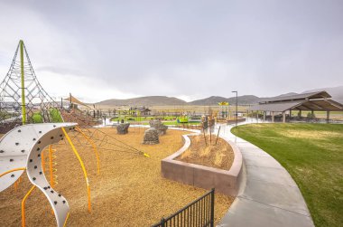 Oyun alanı tırmanma duvar tırmanma çerçeveleri ve piknik pavyonu ile eğlence parkı