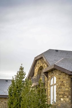 Yarım daire balkon ve genişletilmiş bacak penceresi ile çeyrek yuvarlak ile Taş ev