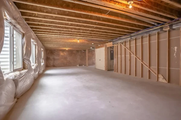 Nuevo interior de la casa en construcción con el marco de madera visible — Foto de Stock