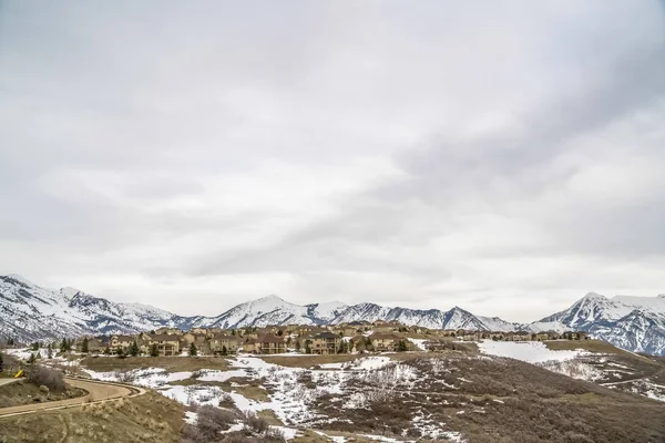 Panorama de zona residencial y carretera en una colina contra el cielo nublado en invierno — Foto de Stock