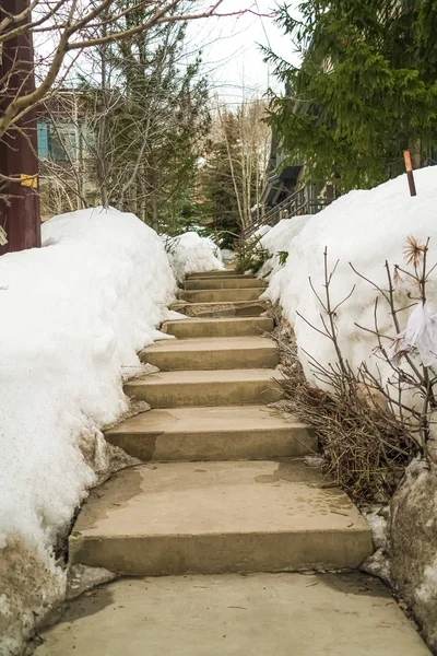 Verwitterte konzertierte Außentreppen inmitten schneebedeckter Hänge im Winter — Stockfoto