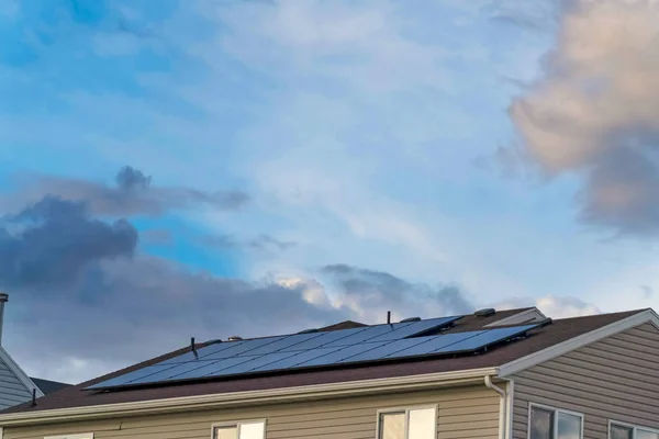 Pannelli solari installati sul tetto di una casa con rivestimenti orizzontali bianchi — Foto Stock