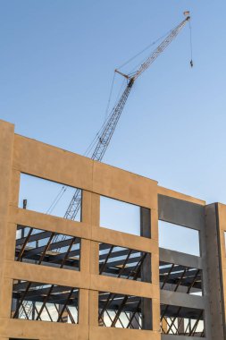 Metal vinç ve mavi gökyüzü arkaplanlı inşaat halinde