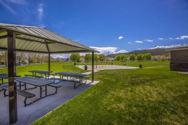 Bir binanın yakınındaki bir su parkına bağlı bir patika ile piknik pavyonu