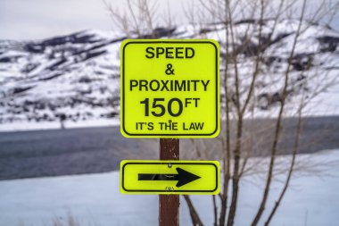 Kışın karla kaplı dağa karşı hız ve yakınlık yol işareti