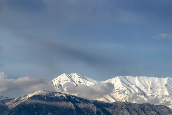 Krásný výhled na horu s vrcholem pokrytou sluncem ozářeného bílého sněhu — Stock fotografie