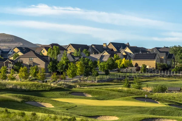 Landschaftlich reizvolle Nachbarschaft mit Golfplatz schönen Häusern und üppigen Bäumen — Stockfoto