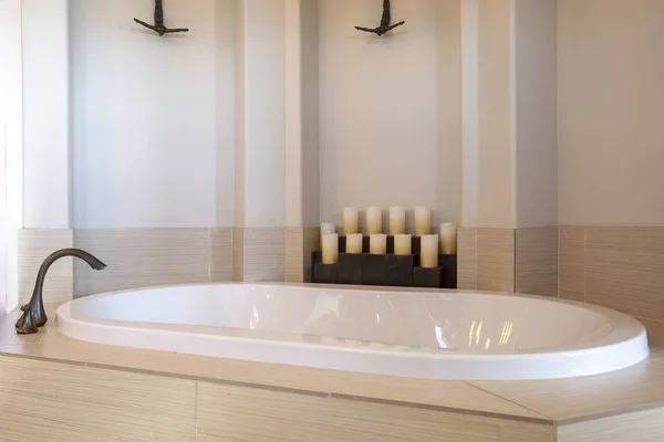 Interior del baño con vista de cerca de una brillante forma ovalada construida en la bañera —  Fotos de Stock