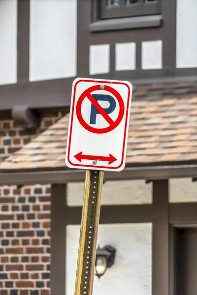 Close up view of a No Parking sign against a building on a sunny day — Stock Photo, Image