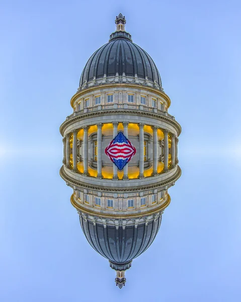 Reflektion av Capital Dome och amerikanska flaggor — Stockfoto