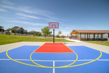 Piknik pavyonu ve çocuk oyun alanı ile bir parkta Açık basketbol sahası